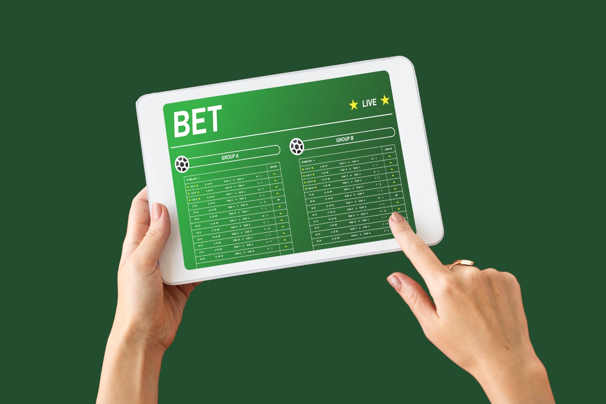 A person using pay-per-head software to parlay player props.